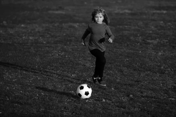 Młody Piłkarz Słodki Chłopak Kopie Piłkę Dzieciaki Grające Piłkę Nożną — Zdjęcie stockowe