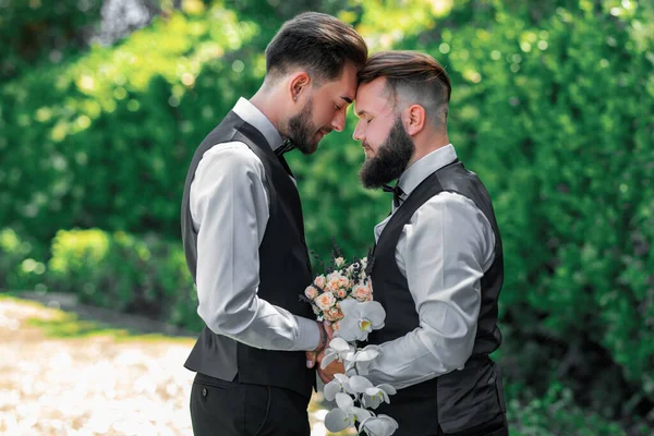 Portret Van Een Gelukkig Homostel Trouwdag Homohuwelijk Homohuwelijk Feestdagen Festivals — Stockfoto