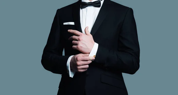 仕事の様子だ カフスボタンを修理してる 男性のスーツファッション 黒のスーツの紳士 エレガントでスタイリッシュな服 — ストック写真