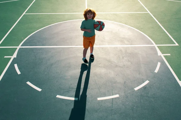 Kosárlabdajáték Aranyos Kisfiú Kezében Egy Kosárlabda Próbál Egy Pontszám — Stock Fotó