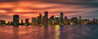 Gece gün batımında Miami Skyline. Miami, Florida, ABD Biscayne Körfezi ufuk çizgisi