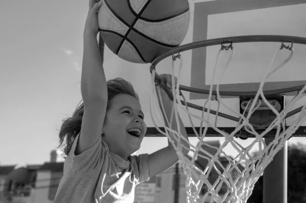 Basketbolcu Çocuk Koşuyor Smaç Basıyor Aktif Çocuk Basketbolla Açık Havada — Stok fotoğraf