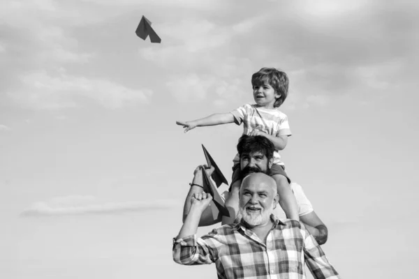 Šťastný Muž Rodina Bavte Spolu Kid Pilot Hračkou Jetpack Proti — Stock fotografie