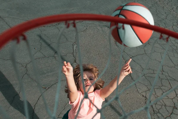 Roztomilé Chlapeček Basketbalové Uniformě Skákání Košíkem Míč Střelu Šťastné Dítě — Stock fotografie