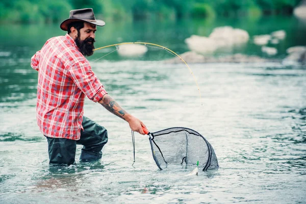 漁師は永遠に釣りをします 夏の日に釣り竿を持ったリラックスした漁師 — ストック写真