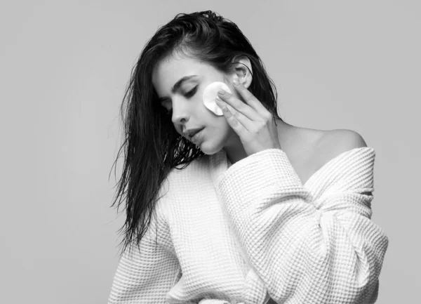 Maquillaje Removedor Hermosa Mujer Con Una Esponja Agua Micelar Mujer —  Fotos de Stock
