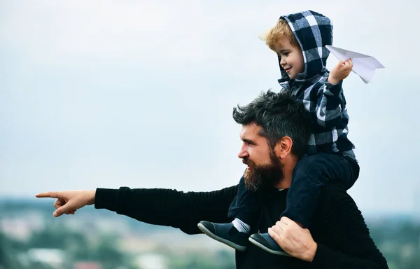 Father Giving Son Ride Back Park Father Son Building Together — Stock Photo, Image