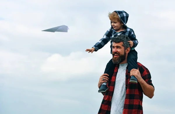 Boldog Apák Napja Apa Fia Játszik Égen Háttérben Boldog Apa — Stock Fotó