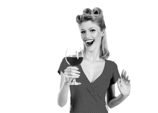 Забавный Сомелье Дегустирует Красное Вино Женщина Нюхает Красное Вино Стакане — стоковое фото