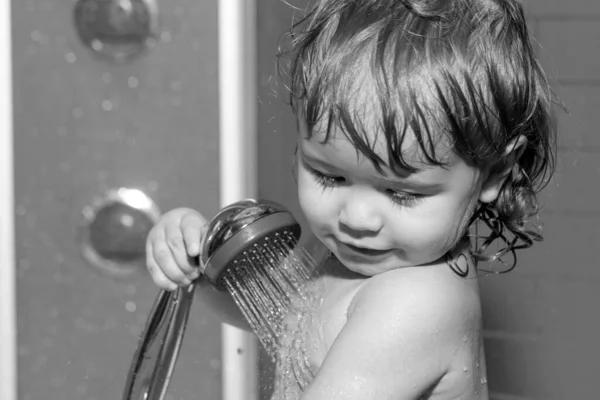 小宝宝洗澡时 特写的笑脸男孩 医疗保健和儿童卫生习惯 洗澡时洗澡的孩子 — 图库照片