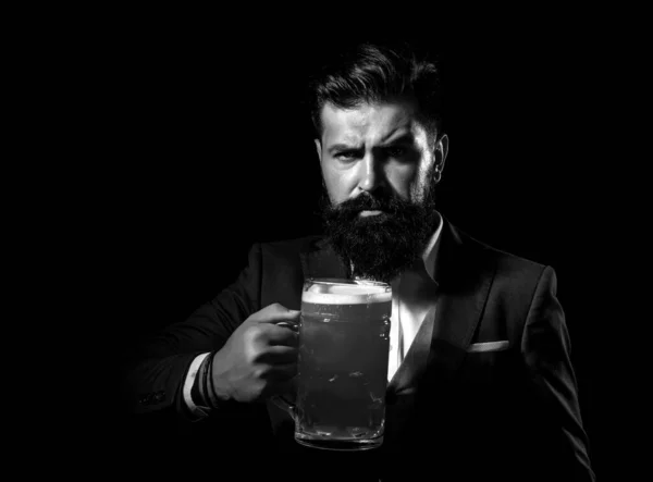 Elegancki Człowiek Pijący Piwo Szczęśliwy Browar Trzymający Szkło Piwem — Zdjęcie stockowe