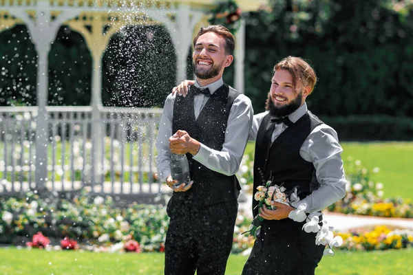 Gay Paar Bruiloft Met Champagne Splash Gay Paar Open Mousserende — Stockfoto