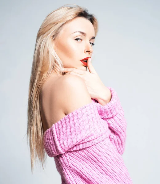 Jovencita Glamurosa Suéter Rosa Studio Shot Adorable Modelo Femenino Rizado —  Fotos de Stock