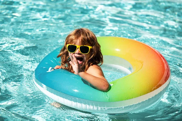 Vacanze Estive Weekend Estivo Bambini Ragazzo Piscina Bambino All Aquapark — Foto Stock