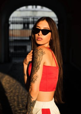 Sadece eğlenmek istiyor. Özgürlük duygusu. Rahat, çekici, seksi kız. Gençlik modası. Özgür ve şık hissediyorum. Genç kızlar için moda kıyafetleri giyerler. Seninle flört ediyor. Kaygısız çapkın bayan..