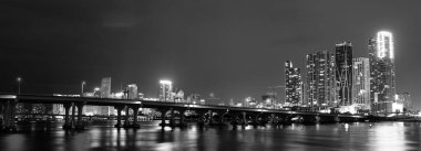 Miami Florida, günbatımı manzarası renkli iş yerleri, konut binaları ve Biscayne Körfezi 'nde köprü. Miami Şehir Gecesi