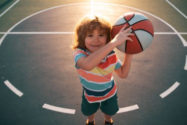 Çocuk basketbol oynamaya konsantre oldu. Çocuklar için spor