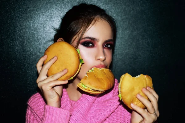 ファッション 美しさハンバーガーを食べる完璧なメイクとセクシーな女性 女性の美容ビザのコンセプト — ストック写真