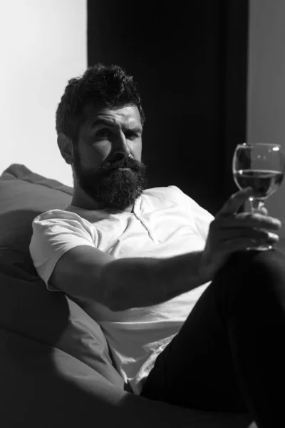 Depresyonda Olan Bir Adam Şarap Içiyor Alkol Bağımlılığı Evde Tek — Stok fotoğraf