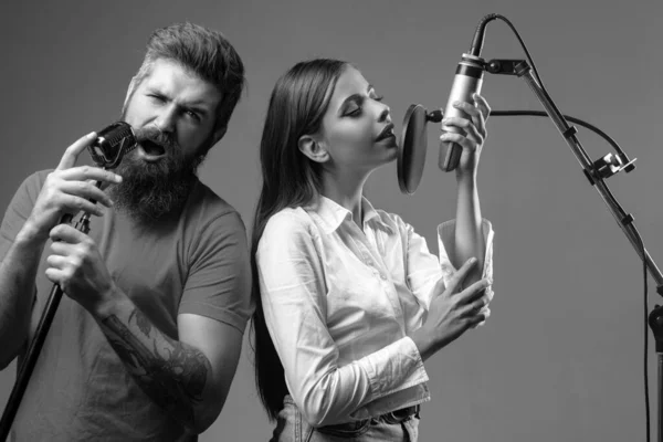 Pár Karaoke Zpěváků Žena Muž Zpívající Hudebním Mikrofonem — Stock fotografie