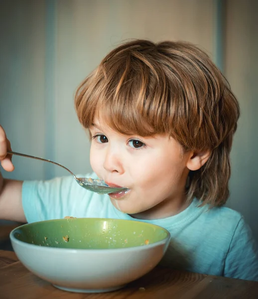Ребенок Ест Еда Напитки Ребенка Мальчик Завтракает Кухне Мальчик Сидит — стоковое фото
