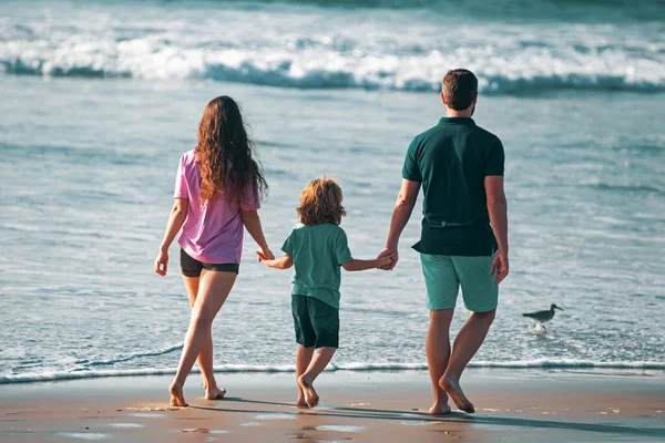 Vista Posteriore Della Famiglia Sulla Spiaggia Persone Che Divertono Durante — Foto Stock