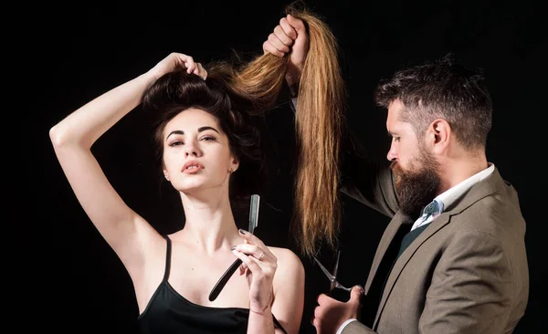 Friseursalon Bärtiger Rüde Friseur Schneidet Kunden Friseursalon Die Haare Mit — Stockfoto