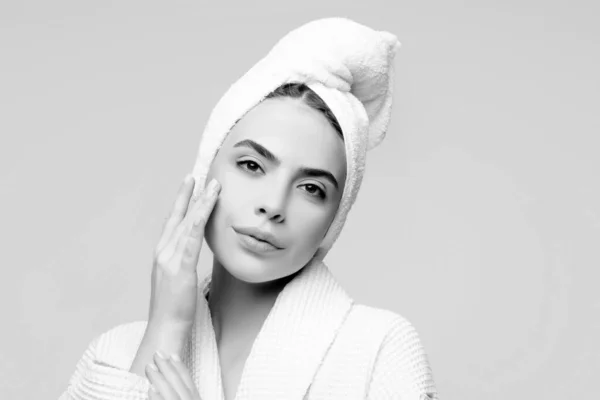 头戴毛巾的年轻女人脸上涂满了乳霜 护肤保湿美容温泉治疗理念 — 图库照片