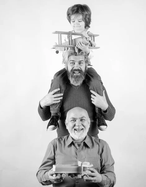 Büyükbaba Torun Kameraya Bakıp Gülümsüyor Aile Macerası Hayal Gücü Yenilik — Stok fotoğraf
