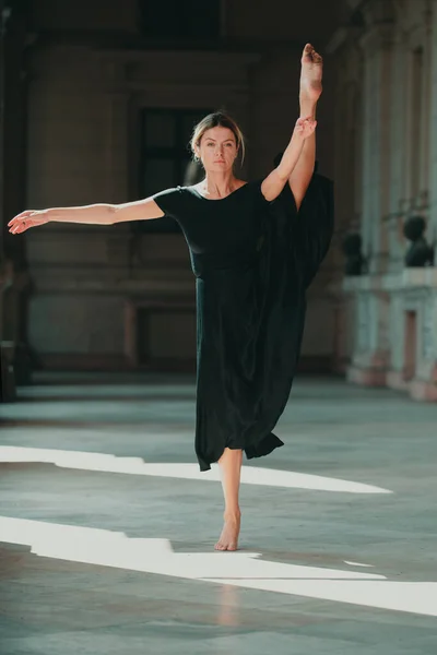 Dançarina Ballet Corpo Mulher Ajuste Estiramento Flexível Menina Fazendo Alongamento — Fotografia de Stock