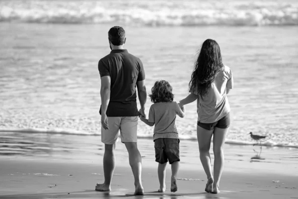 Padre Madre Figlio Sulla Spiaggia Estiva Tramonto Maui Concetto Famiglia — Foto Stock