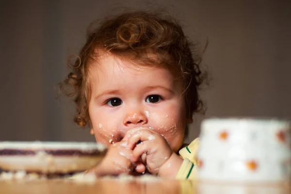 Lille Barn Spiser Lille Barn Spiser Frugt Puree - Stock-foto