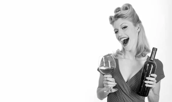 リラックスしたライフスタイルのコンセプト 興奮した受賞者の肖像画は 白の背景に隔離された手の中に大きなガラスから古い高価な赤ワインを味わうファッショナブルなファンシーな女性のポーズ — ストック写真