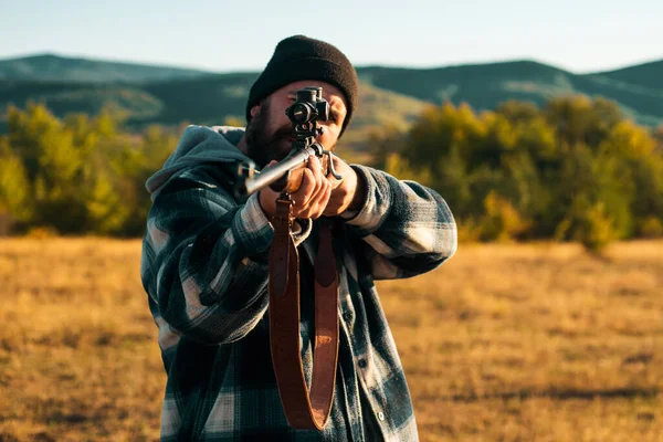 狩猟にショットガン銃を持つハンター 狩猟ギア 狩猟用品と装備 — ストック写真