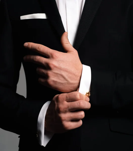 レトロなスーツファッション 典型的なスーツだ ビジネススタイルの衣装 彼の袖を調整するハンサムなビジネスマン — ストック写真