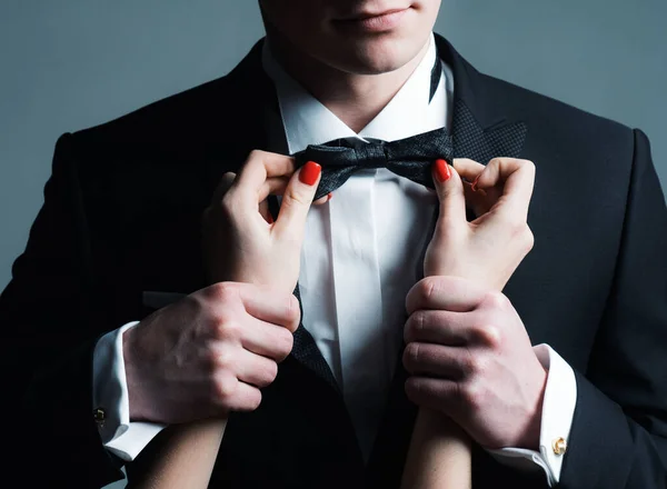 Costume Gentleman Les Mains Des Femmes Redressent Cravate Mode Masculine — Photo