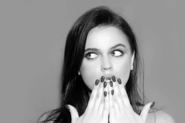 Porträt Einer Überraschten Frau Mädchen Decken Offenen Mund Unterschiedliche Emotionen — Stockfoto