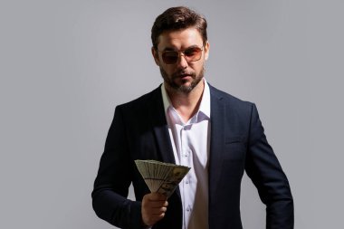 Nakit parası olan bir iş adamı, banknotlar.