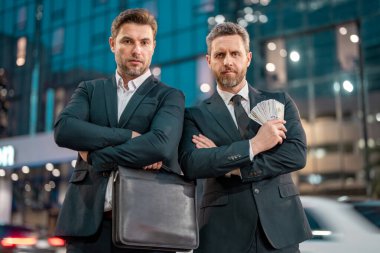 İş için motivasyon. İki iş adamı arasındaki ortaklık başarılıydı. Başarı için iki iş adamı liderlik becerisi. İş adamları başarılı kalır. İş adamları stratejisi