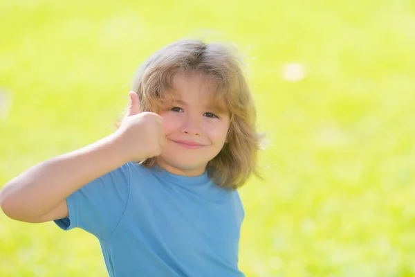 Zamknij Portret Śmiesznych Dzieciaków Podniesionym Kciukiem Portret Uroczego Dzieciaka Świeżym — Zdjęcie stockowe