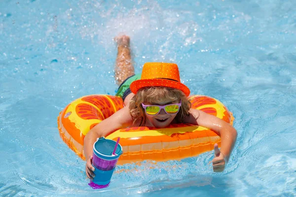 Cara Miúdos Giros Criança Salpicando Piscina Nade Atividade Esporte Aquático — Fotografia de Stock