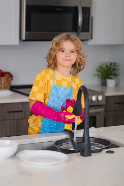 귀여운 주방에서 설거지하는 줍니다 키친을 청소하는 집안일을 돕는다 귀여운 어린이 — 스톡 사진