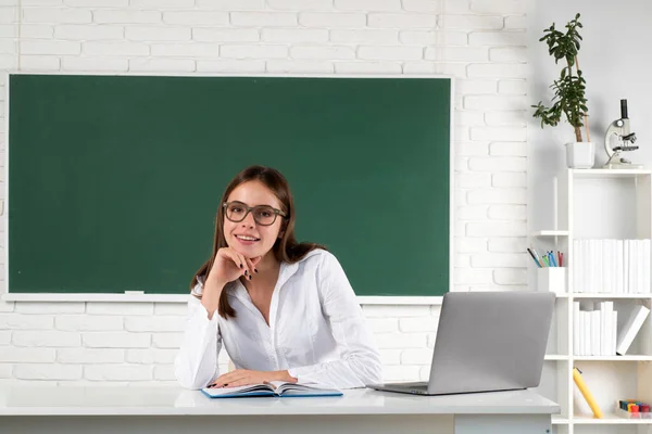 Online Learning School Distance Education Portrait Cute Attractive Young Woman — Stock Photo, Image