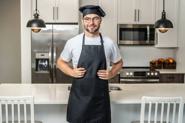 キッチンのシェフ キッチンでプロのシェフの男 ひげを生やしたシェフ 料理人 パン職人 キッチンを背景にした男性シェフ キッチンで料理人の帽子と制服シェフのハンサムな男 — ストック写真