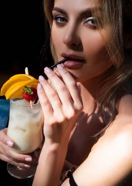 白いドレスを着たセクシーな女性がアイスカクテルを飲みます 夏の無料ドリンクを楽しむ魅力的な女性 ナイトクラブでのドリンク — ストック写真
