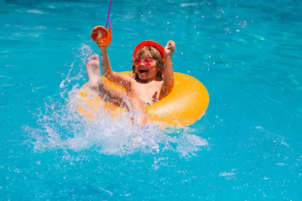 Kind Drijvend Het Zwembad Kind Ontspannen Het Zwembad Drinken Zomer — Stockfoto