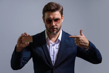 Kredi kartı ekstrelerini gözden geçirecek bir adam. İnternetten kredi kartı alımları. Kredi kartı geçmişi olan, ödeme yapan bir adam. Banka kartı teklifleri. Para ve bütçe. Kişisel finans