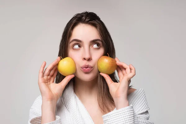 Kvinna Med Äpplen Porträtt Glad Ung Kvinna Äter Äpple Isolerad — Stockfoto