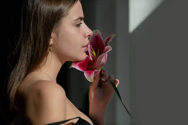 Chica Bella Con Lily Hermosas Flores Sensuales Mujer Estudio Primer —  Fotos de Stock