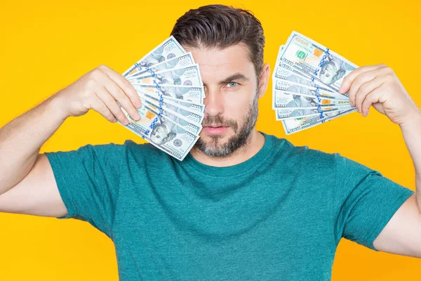 현금을 지폐를 남자의 초상화 온라인 달러화 저축을 지적하는 — 스톡 사진